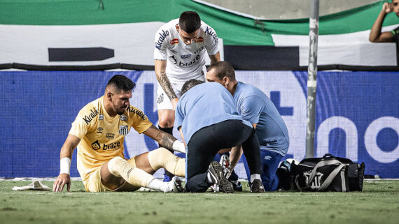 João Paulo, goleiro do Santos, lesionou-se no lance que antecedeu gol do América (foto: Raul Baretta/ Santos FC)