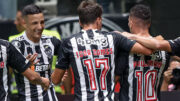 Jogadores do Atlético comemoram gol da equipe (foto: Pedro Souza/Atlético)