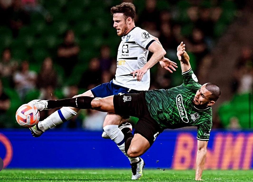 Junior Alonso disputa bola com adversário (foto: Divulgação/Krasnodar)