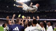Toni Kroos é celebrado pelos companheiros de Real Madrid em despedida no Bernabéu (foto: Divulgação)