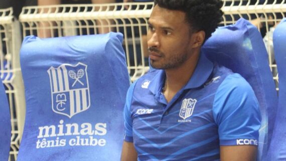 Leandrinho sentado no banco do Minas Tênis Clube (foto: Jair Amaral/EM/D.A Press - 29/12/19)