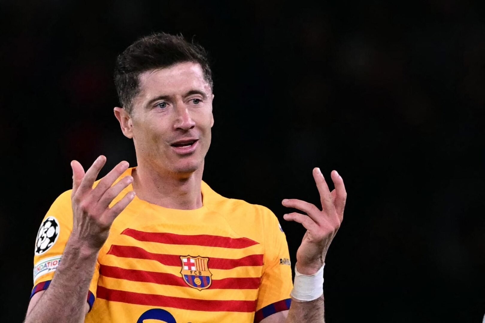 Lewandowski, do Barcelona, com os braços erguidos (foto: Miguel Medina/AFP)