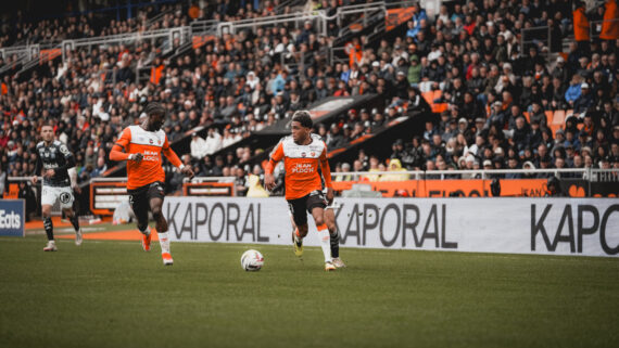 Jogadores do Lorient em campo (foto: Divulgação / Lorient)