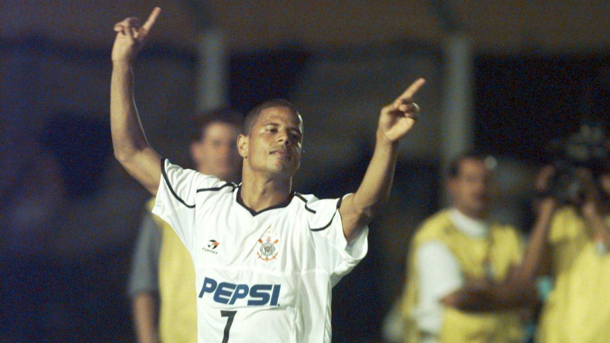 Marcelinho Carioca em ação pelo Corinthians em 2001 - (foto: GILBERTO MARQUES / GAZETA PRESS)