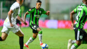 Mateus Henrique, lateral-direito do América, em ação contra o Santos (foto: Mourão Panda/América)