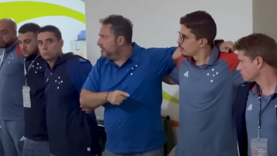 Alexandre Mattos discursou aos jogadores do Cruzeiro antes de jogo contra o Alianza, pela Sul-Americana (foto: Reprodução/Cruzeiro)