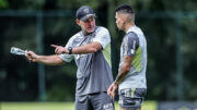 Gabriel Milito e Paulinho conversam durante treino do Atlético na Cidade do Galo (foto: Pedro Souza/Atlético)