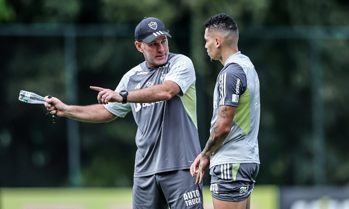 Gabriel Milito e Paulinho conversam durante treino do Atlético na Cidade do Galo - (foto: Pedro Souza/Atlético)