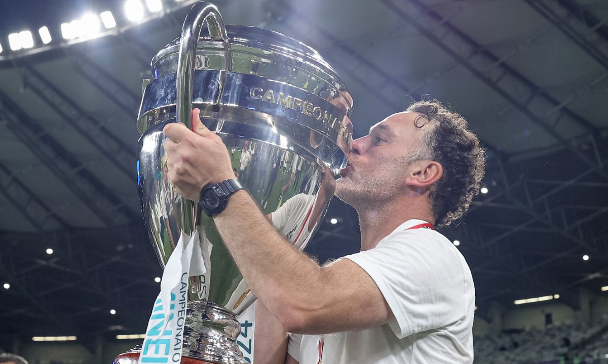Gabriel Milito levanta taça do Mineiro pelo Atlético (foto: Pedro Souza/Atlético)