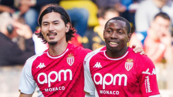 Mohamed Camara (direita) comemora gol ao lado do japonês Takumi Minamino (esquerda) (foto: Divulgação/AS Monaco)