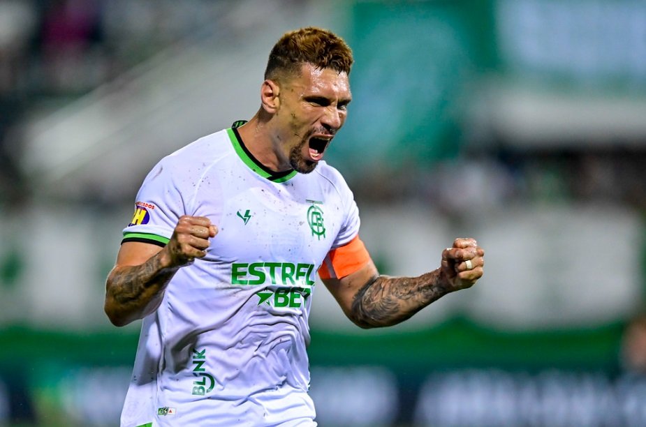 Moisés comemora gol de empate do América contra a Chapecoense, na Arena Condá, pela Série B (foto: Mourão Panda/América)