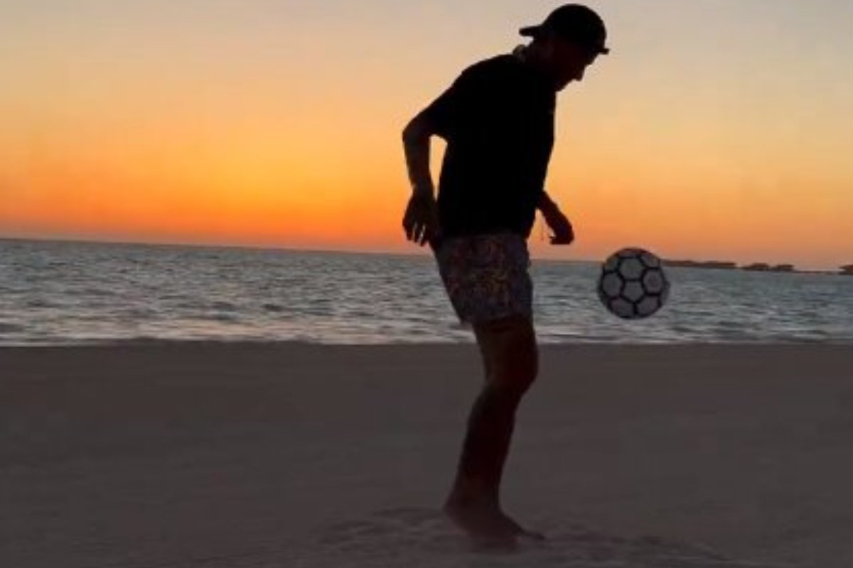 Neymar fazendo embaixadinhas (foto: Reprodução)