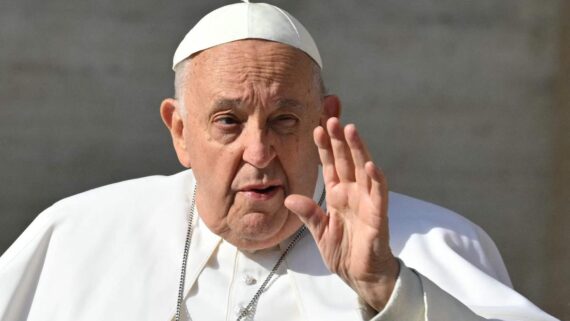 Papa Francisco abençoa (foto: Andreas Solaro/AFP)