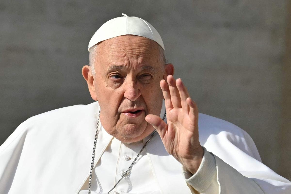 Papa Francisco abençoa (foto: Andreas Solaro/AFP)