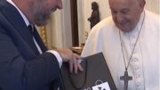 Ministro Alexandre Silveira presenteia Papa Francisco com uma camisa do Atlético (foto: Reprodução)