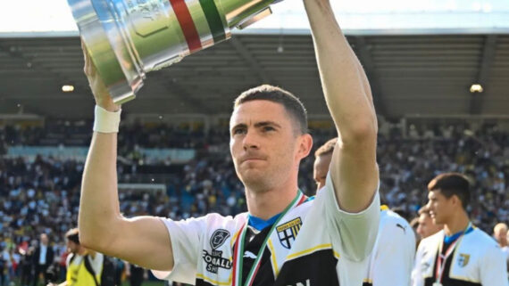 Jogador do Parma levantando a taça da Série B (foto: Reprodução/Instagram)