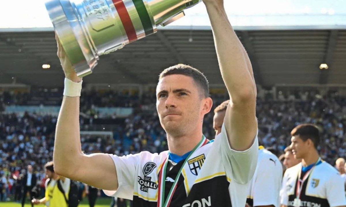 Jogador do Parma levantando a taça da Série B (foto: Reprodução/Instagram)