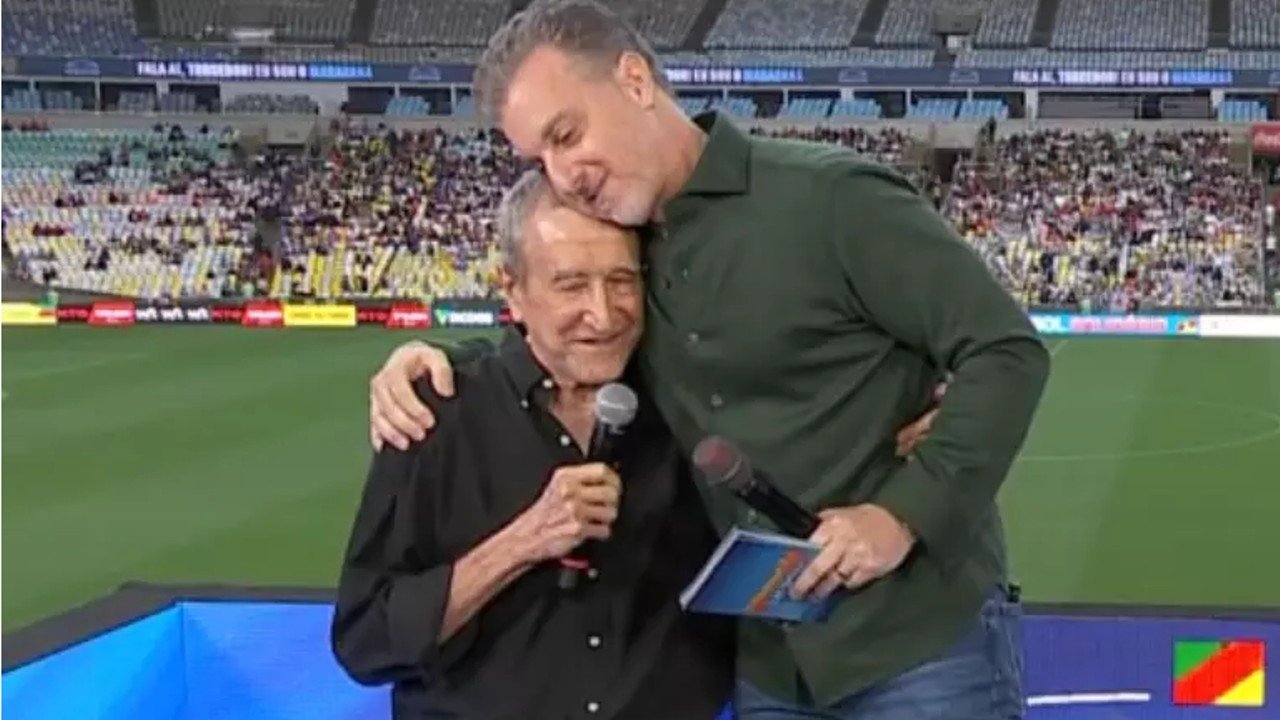 Parreira abraçado ao apresentador Luciano Huck (foto: Reprodução de vídeo/TV Globo)