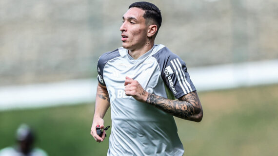 Paulo Vitor durante o treino do Atlético na Cidade do Galo (27/5) (foto: Pedro Souza/Atlético)