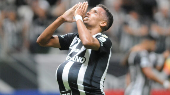 Pedrinho comemora gol pelo Atlético contra o Caracas (foto: Alexandre Guzanshe/EM/DA.Press)