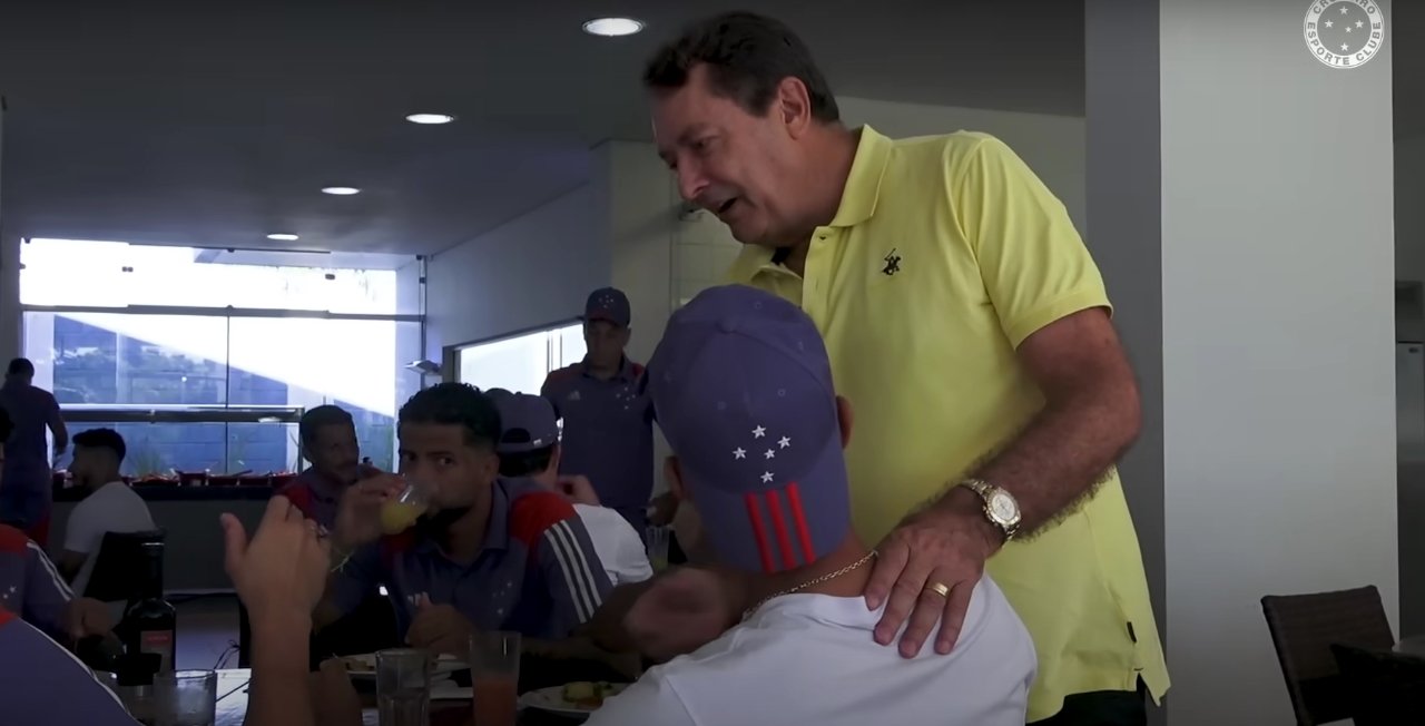 Dono do Cruzeiro cumprimenta jogadores antes de viagem (foto: Reprodução)