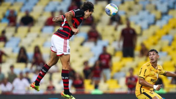 Pedro sobe para cabecear e fazer gol em Flamengo x Amazonas (foto: Gilvan de Souza/Flamengo)