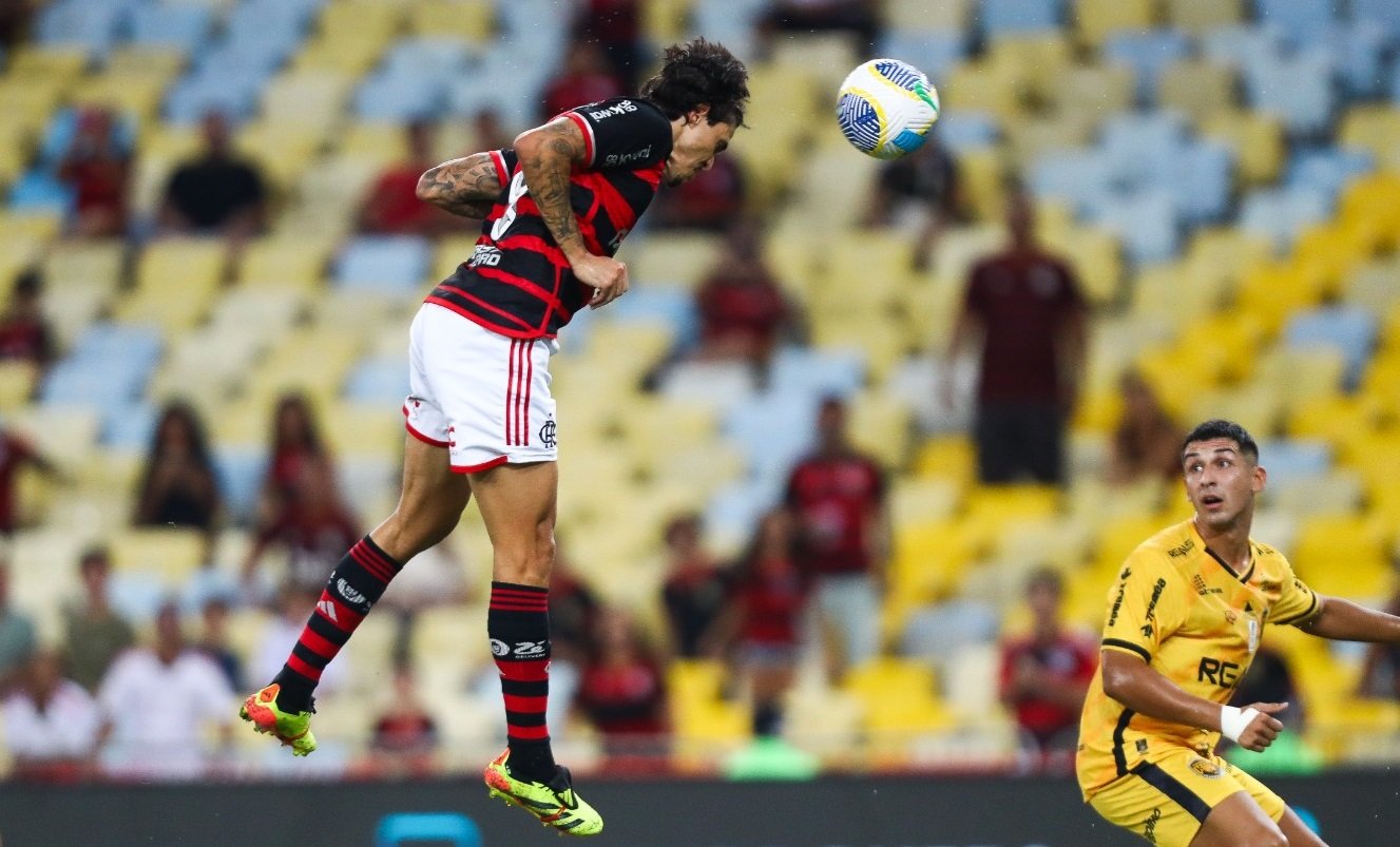 Pedro sobe para cabecear e fazer gol em Flamengo x Amazonas (foto: Gilvan de Souza/Flamengo)
