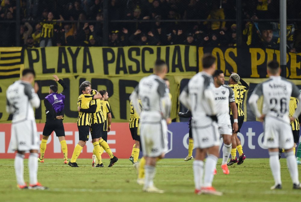 Jogadores do Atlético lamentam gol sofrido diante do Peñarol (foto: Dante Fernández/AFP)