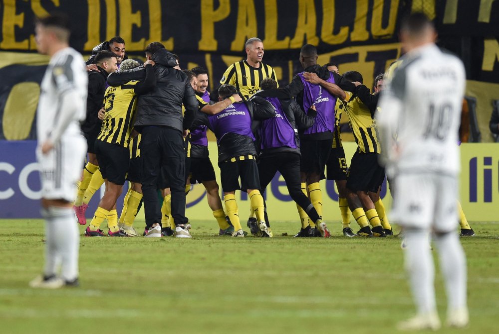 Jogadores do Atlético lamentam gol sofrido diante do Peñarol (foto: Dante Fernández/AFP)