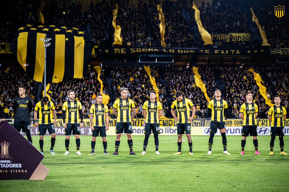 Time do Peñarol em noite de Copa Libertadores no Estádio Campeón del Siglo, em Montevidéu (foto: Divulgação/Peñarol)