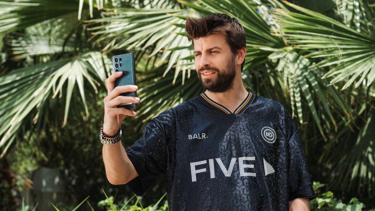 Piqué com camisa feita em colaboração entre as marcas Balr e Five (foto: Divulgação/Balr e Five)