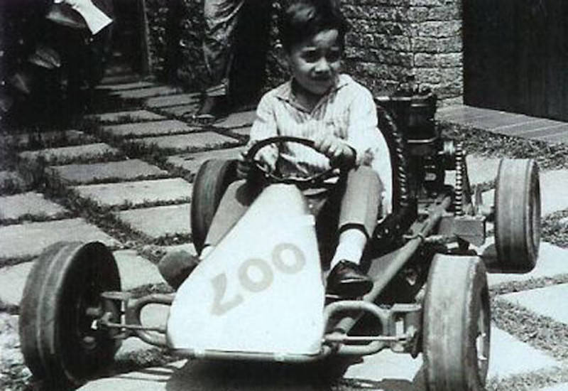 O pequeno Senna aos sete anos, com o primeiro kart que ganhou do pai - (foto: Arquivo pessoal)