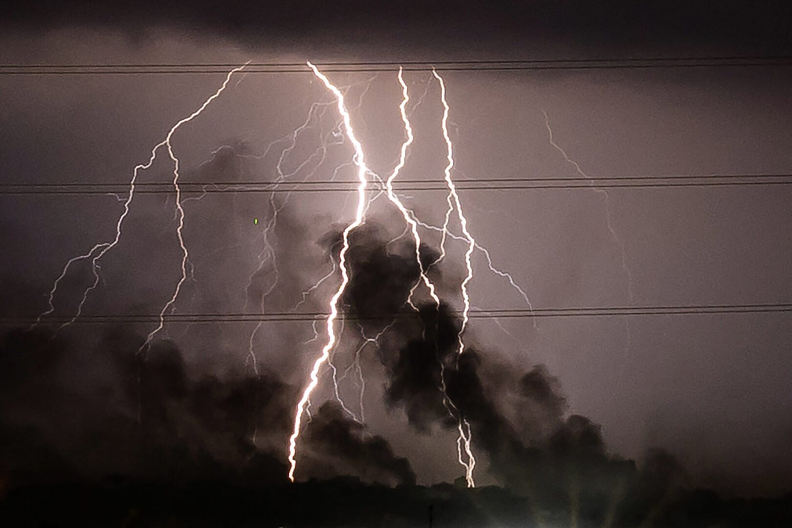 Raio caindo (foto: Fadel Senna/AFP)