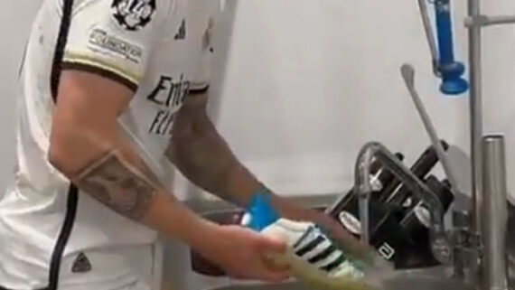 Toni Kroos foi filmado por companheiros do Real Madrid lavando as chuteiras no vestiário (foto: Reprodução)