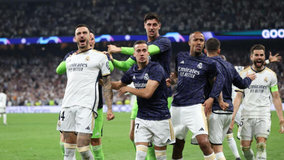 Time do Real Madrid comemora gol contra o Bayern (foto: THOMAS COEX/AFP)