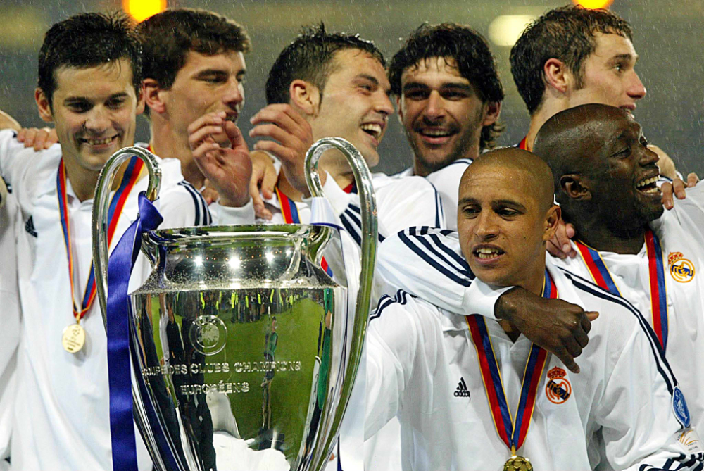 Roberto Carlos na comemoração da Champions League de 2002 com o Real Madrid - (foto: Anja Niedringhus/AFP)