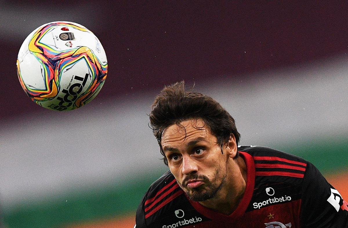 Rodrigo Caio em ação pelo Flamengo, time em que é ídolo (foto: CARL DE SOUZA/AFP)