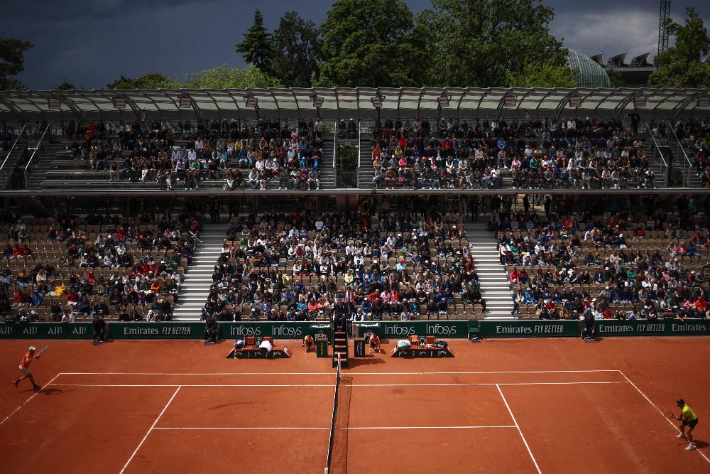 Público durante jogo de tênis em Roland Garros, na França (foto: Anne-Christine Poujoulat/AFP)