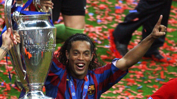 Ronaldinho Gaúcho durante comemoração de título da Champions League com o Barcelona na temporada 2005/2006 (foto: Philippe Wojazer/AFP)