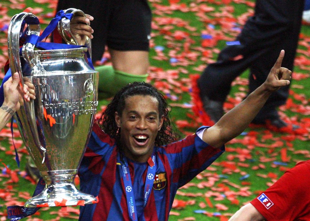 Ronaldinho Gaúcho durante comemoração de título da Champions League com o Barcelona na temporada 2005/2006 (foto: Philippe Wojazer/AFP)