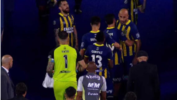 Jogadores do Rosario Central se desentenderam no túnel de acess (foto: Reprodução)
