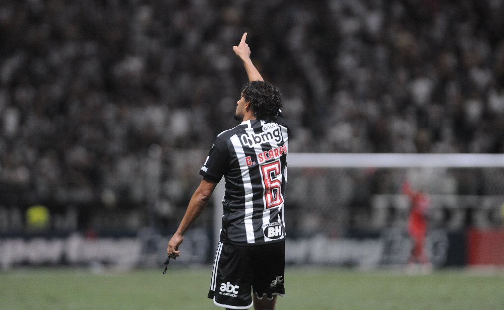Scarpa em comemoração de gol pelo Atlético na Copa Libertadores (foto: Alexandre Guzanshe/EM/D.A Press)