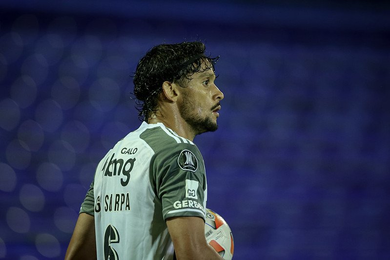 Gustavo Scarpa se prepara para cobrar lateral (foto: Pedro Souza/Atlético)