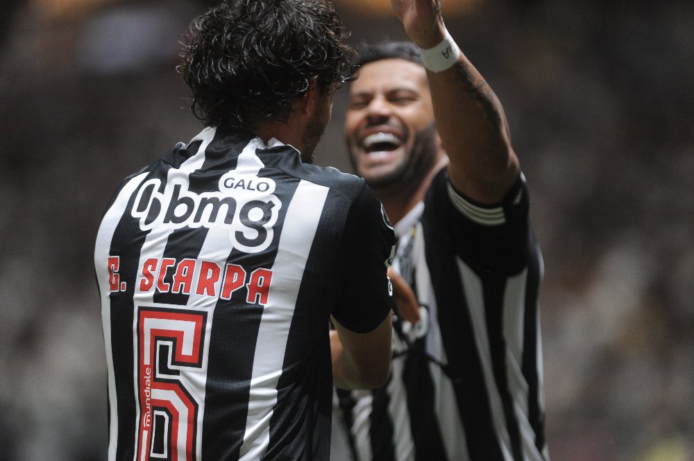 Gustavo Scarpa e Hulk durante vitória do Atlético sobre o Peñarol-URU (3 a 2), na Arena MRV (foto: Alexandre Guzanshe/EM/D.A Press)
