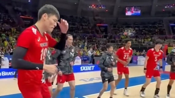 Seleção Japonesa dançando ao som de Thiaguinho (foto: Reprodução / SporTV)