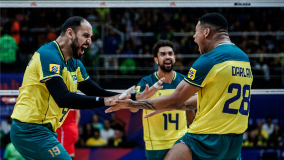 Jogadores da Seleção Brasileira comemorando (foto: Divulgação / FIVB )