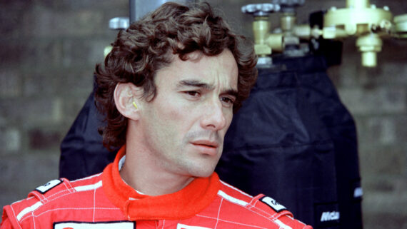 Ayrton Senna de uniforme vermelho em 1993 (foto: AFP)