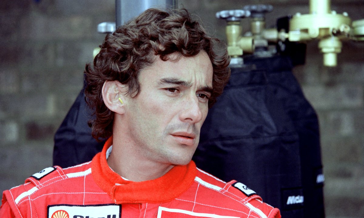 Ayrton Senna de uniforme vermelho em 1993 (foto: AFP)