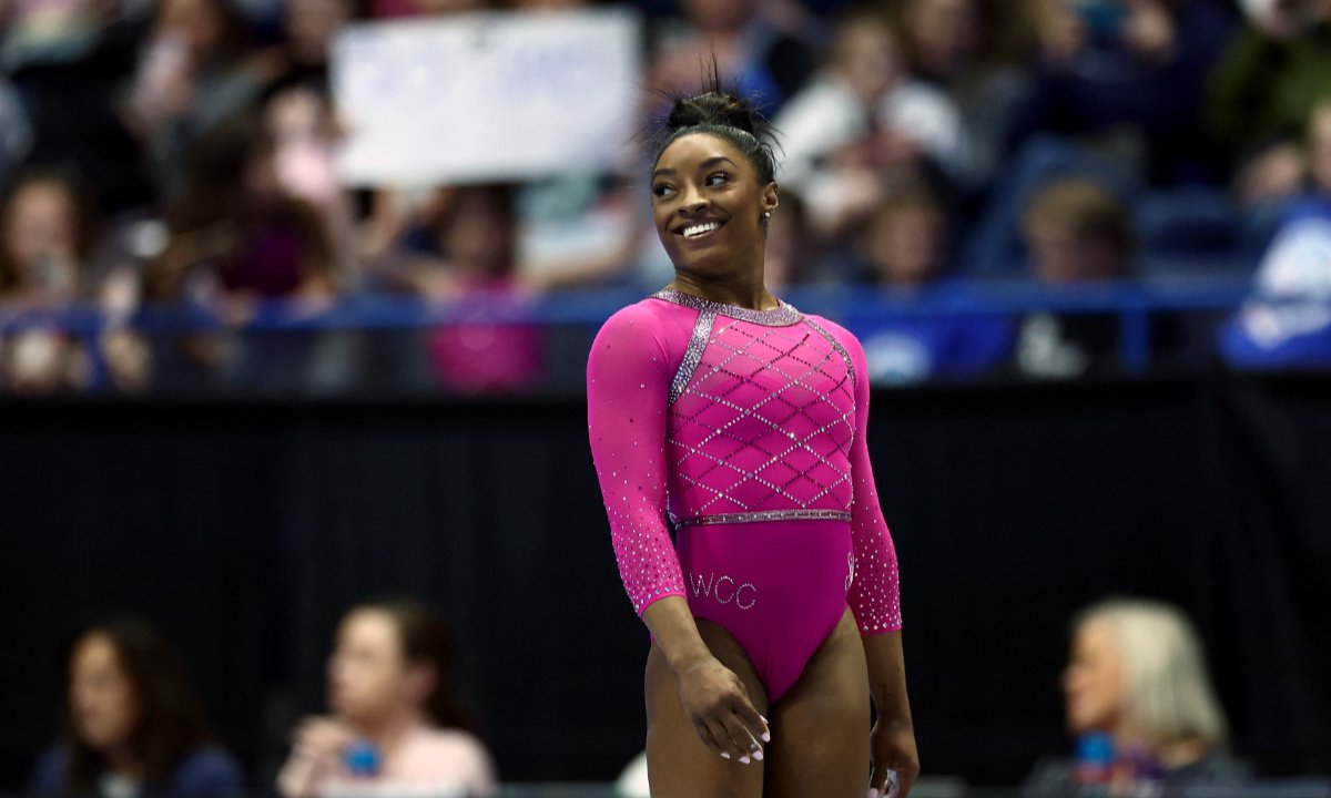 Simone Biles antes de apresentação no solo (foto: AFP)