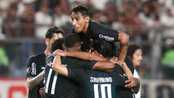 Jogadores do Botafogo se abraçando (foto: Vitor Silva/Botafogo)